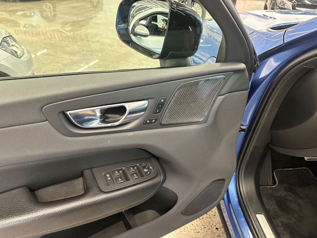 Volvo XC60 2020 Sininen