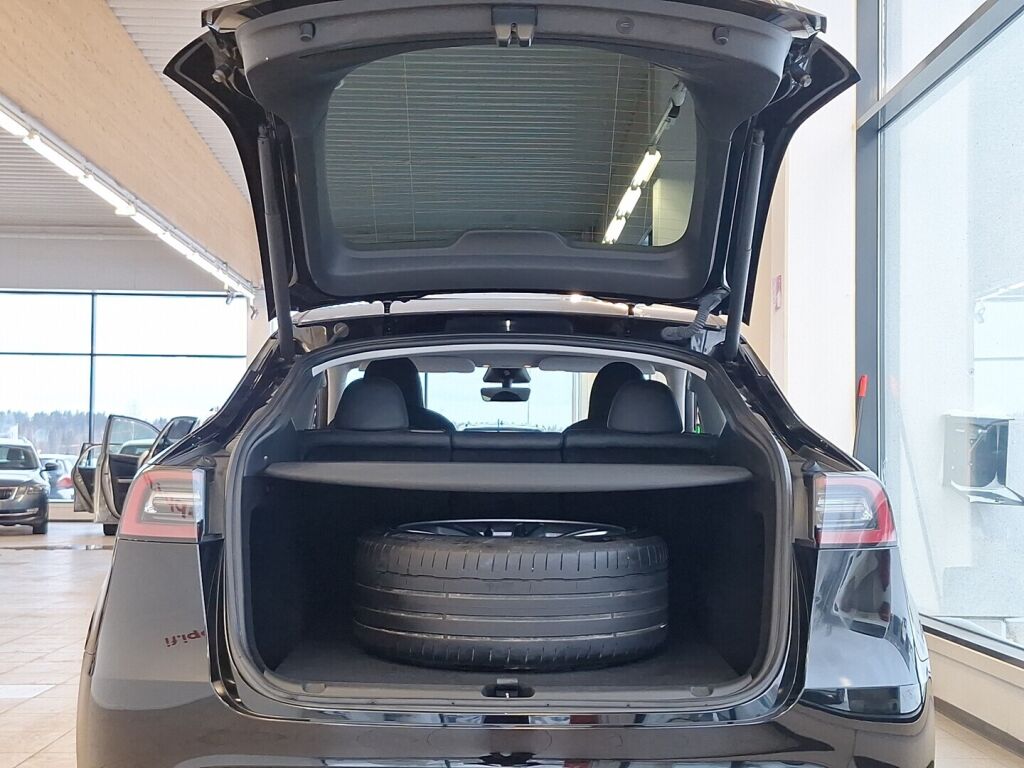 Tesla Model Y 2023 Musta