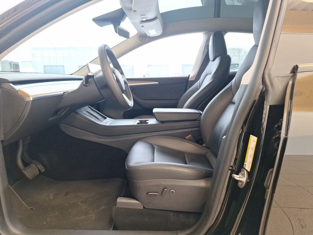 Tesla Model Y 2023 Musta