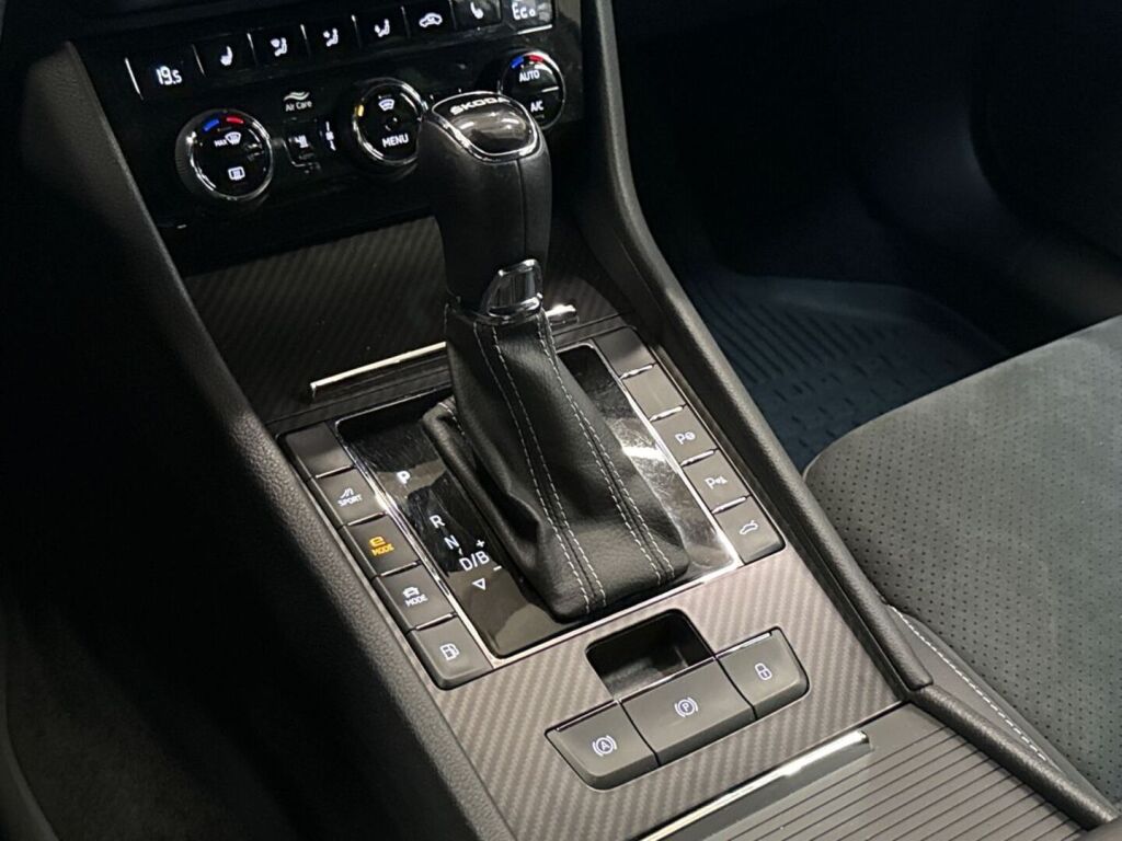 Skoda Superb 2023 Harmaa