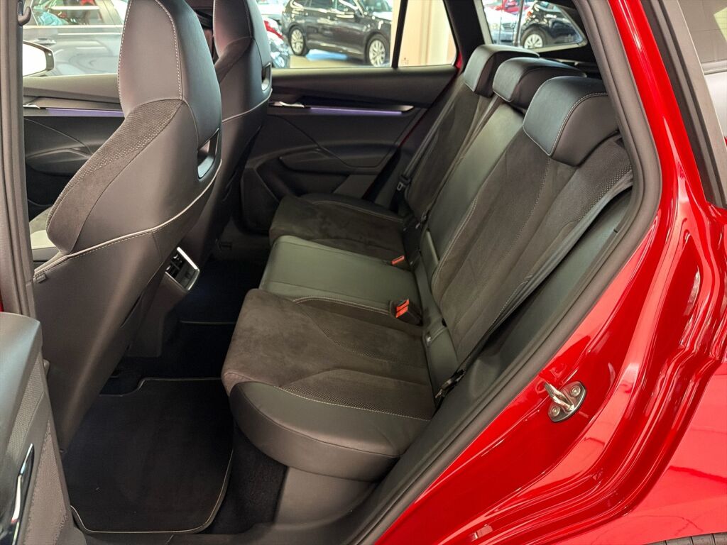 Skoda Enyaq 2023 Punainen