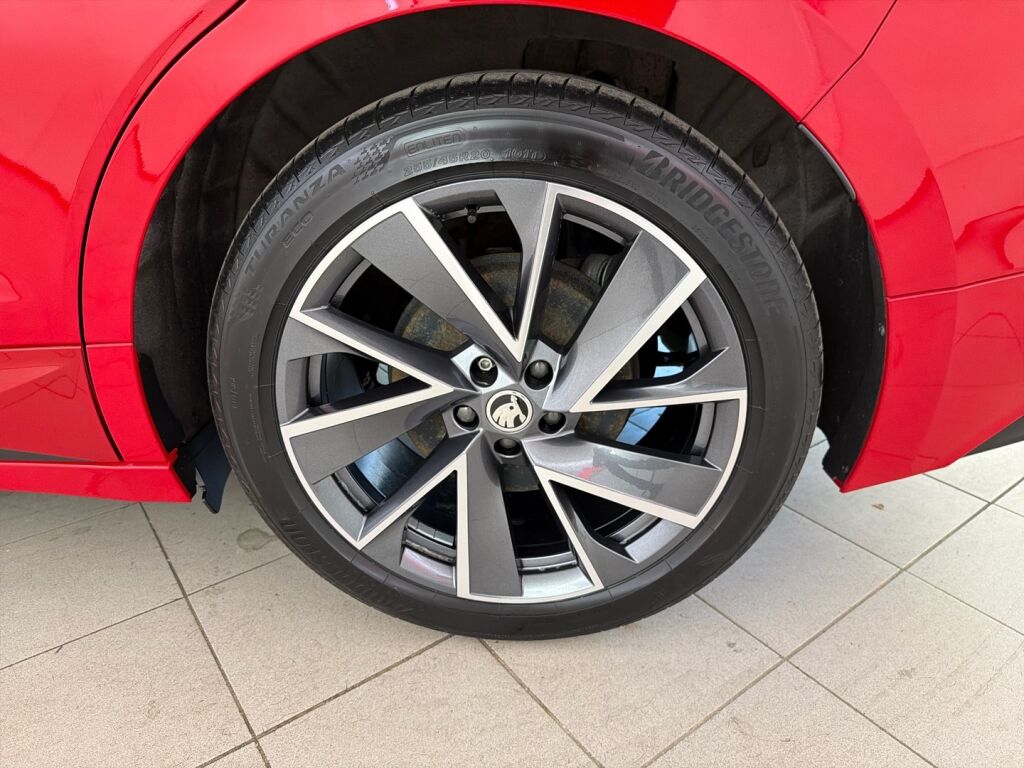 Skoda Enyaq 2023 Punainen