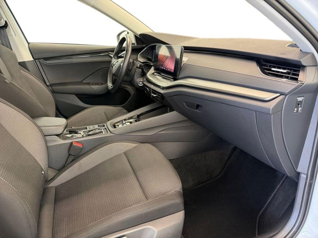 Skoda Octavia 2024 Valkoinen