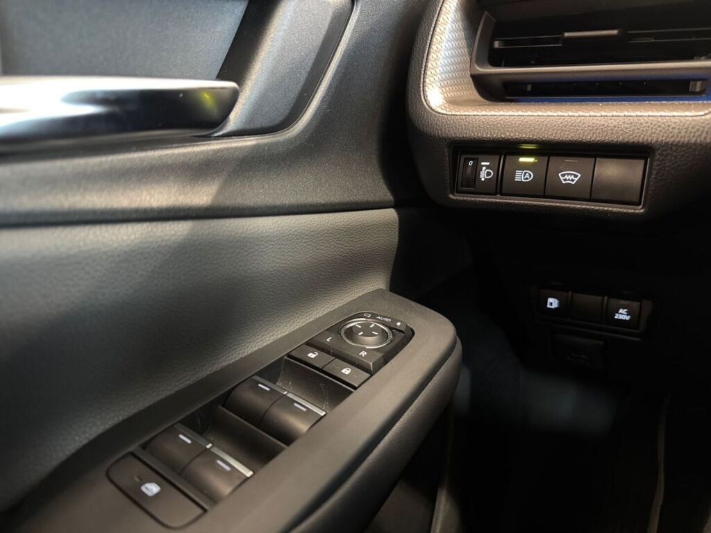 Toyota Prius Plug-in 2023 Valkoinen