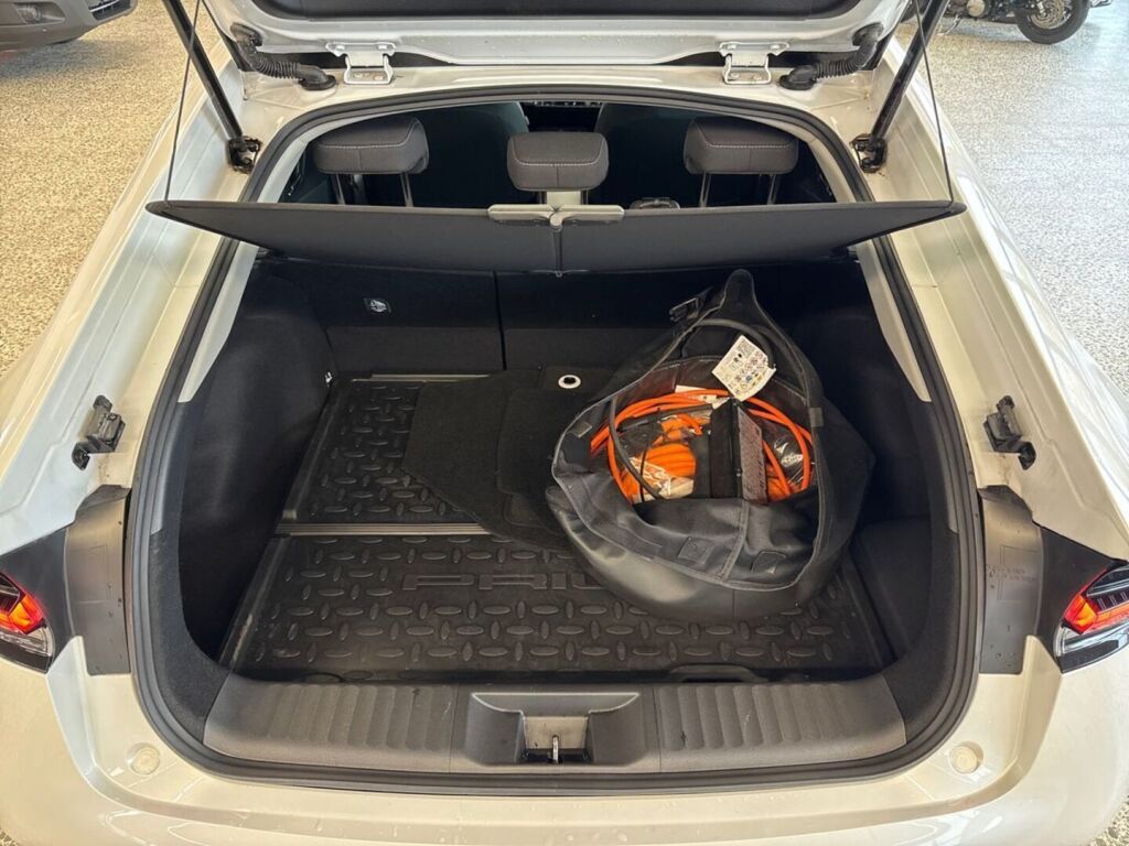 Toyota Prius Plug-in 2023 Valkoinen