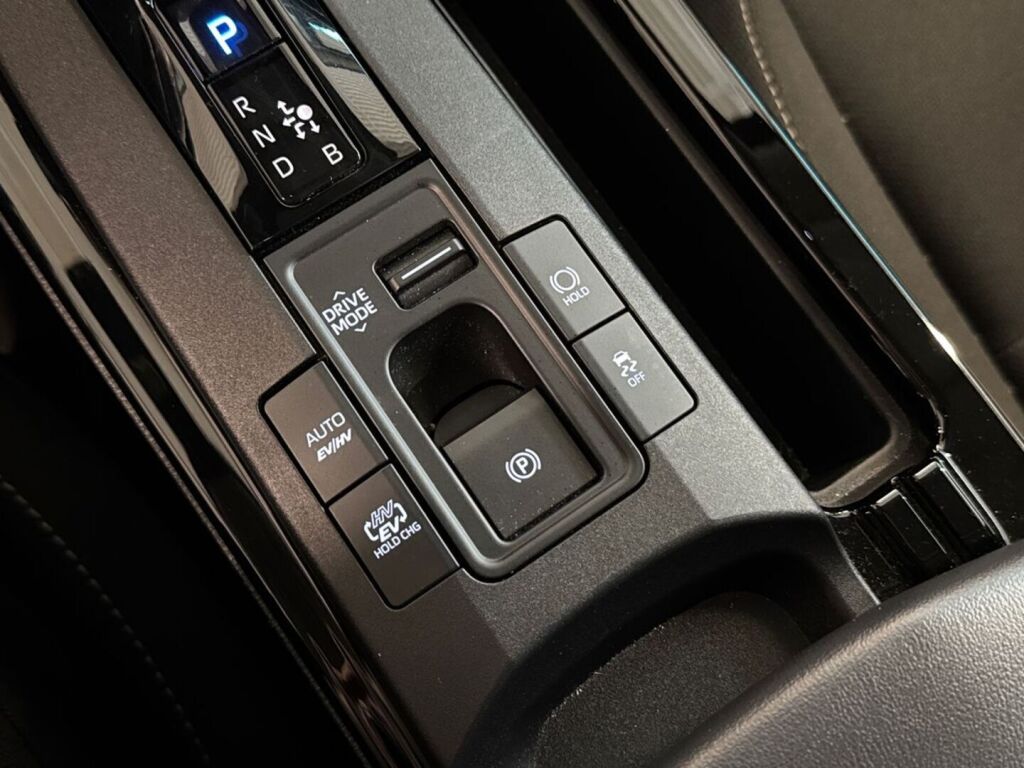 Toyota Prius Plug-in 2023 Valkoinen