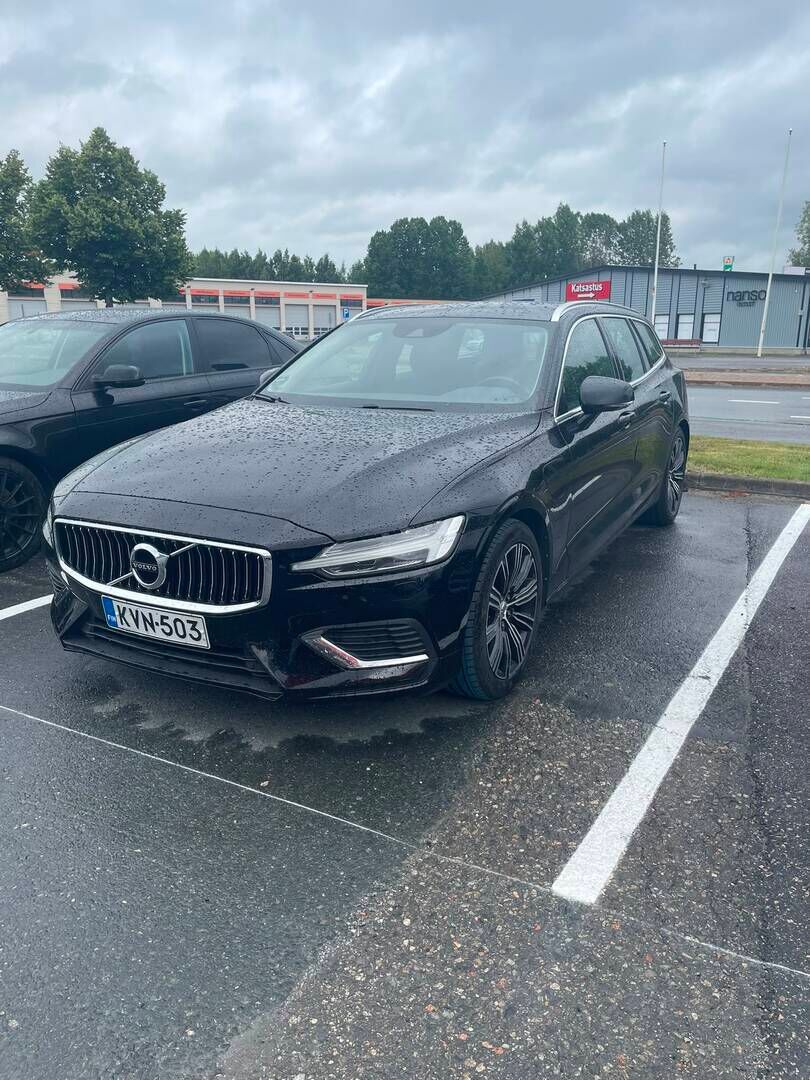 Volvo V60 2020 Musta
