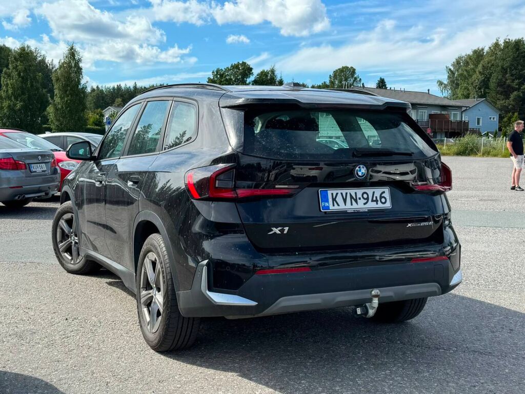 BMW X1 2023 Musta