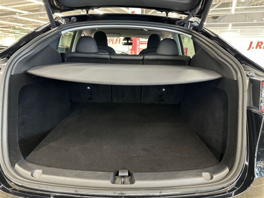 Tesla Model Y 2023 Musta