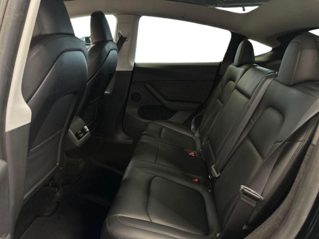 Tesla Model Y 2023 Musta