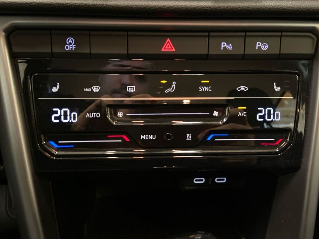 Volkswagen T-Roc 2023 Punainen