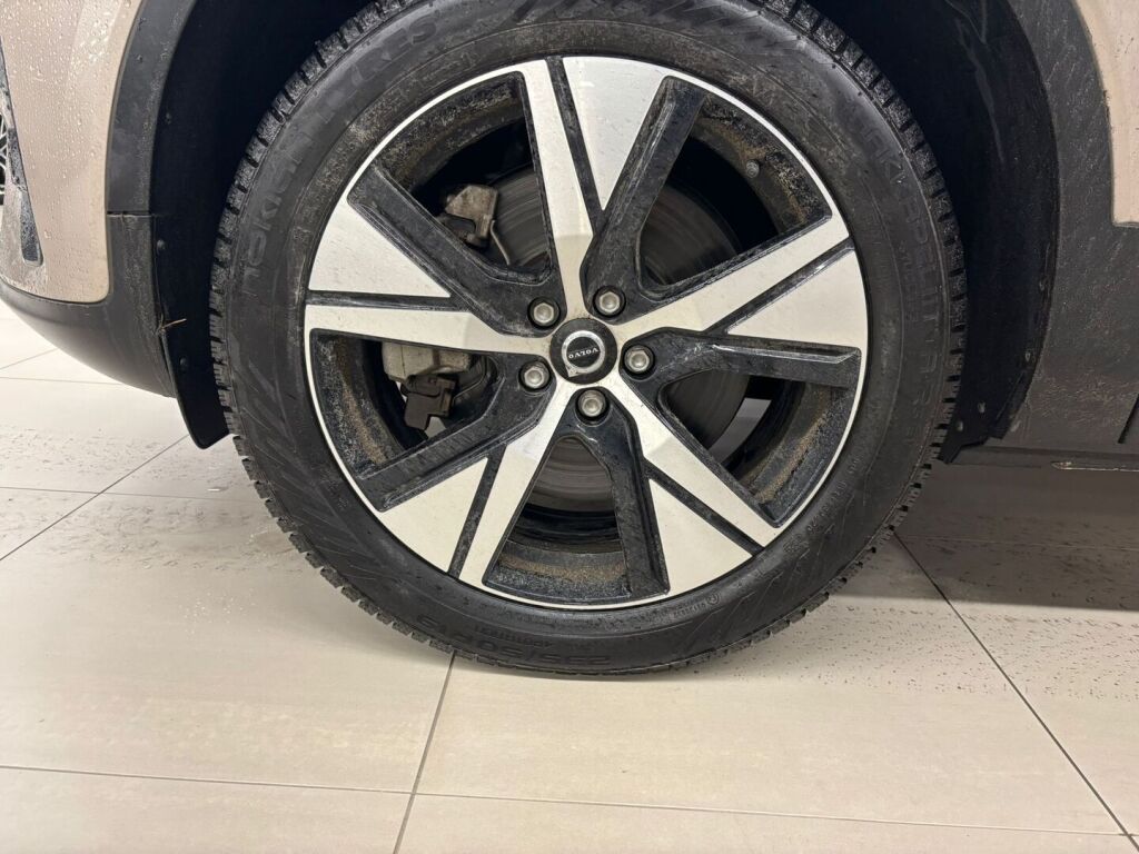 Volvo XC40 2023 Ruskea (beige)
