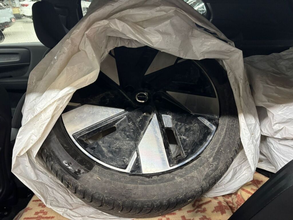 Volvo XC40 2023 Ruskea (beige)