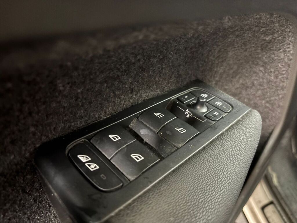 Volvo XC40 2023 Ruskea (beige)