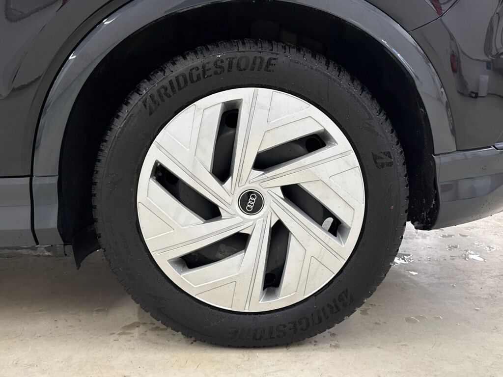 Audi Q4 e-tron 2022 Musta