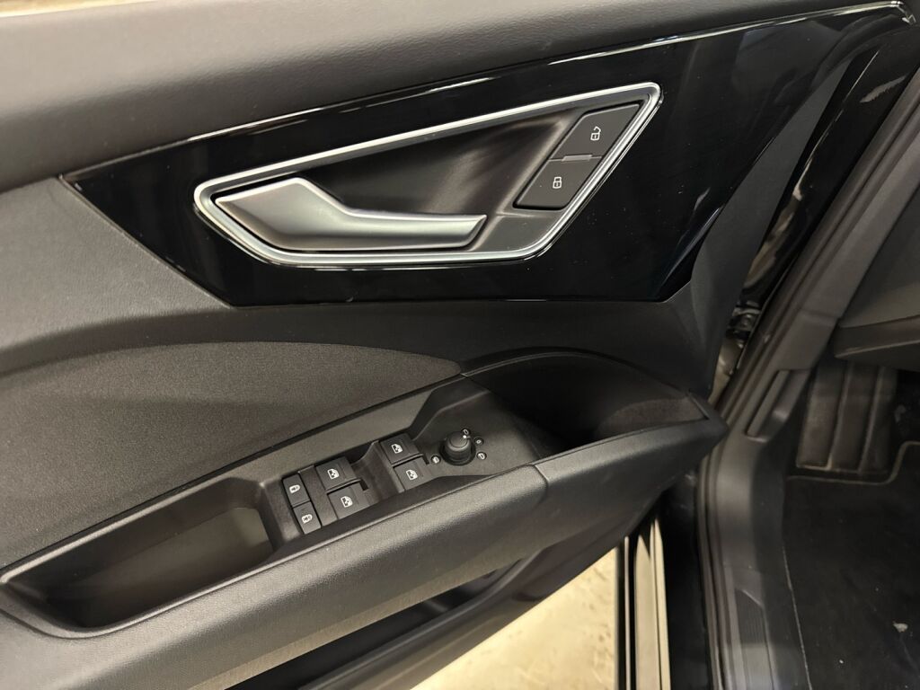 Audi Q4 e-tron 2022 Musta