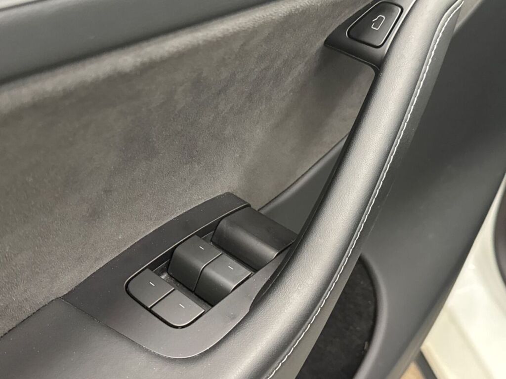 Tesla Model Y 2023 Valkoinen