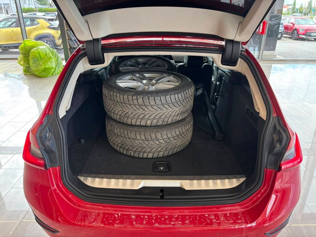 BMW 330 2020 Punainen