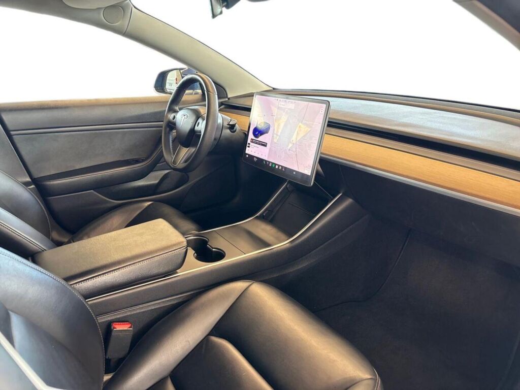Tesla Model 3 2019 Sininen