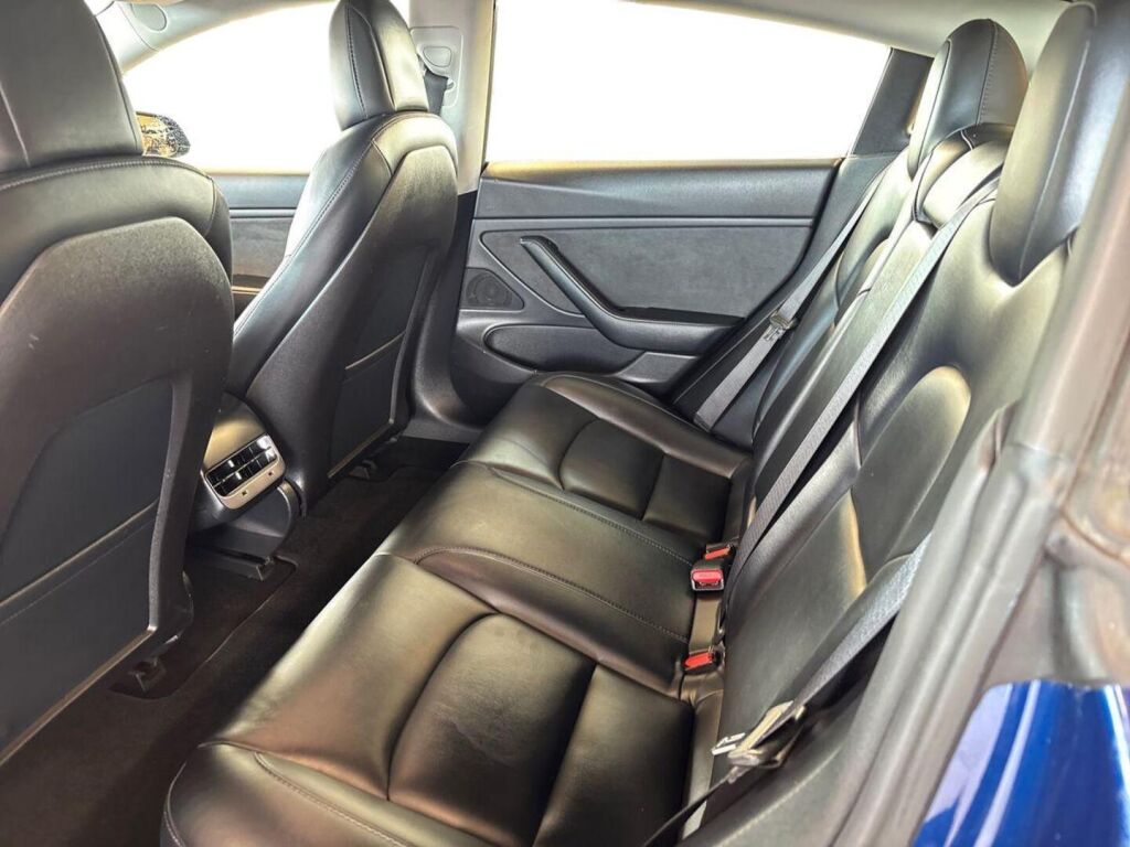 Tesla Model 3 2019 Sininen