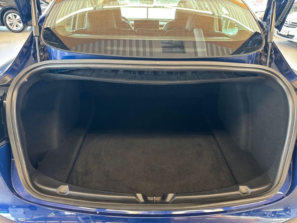 Tesla Model 3 2019 Sininen