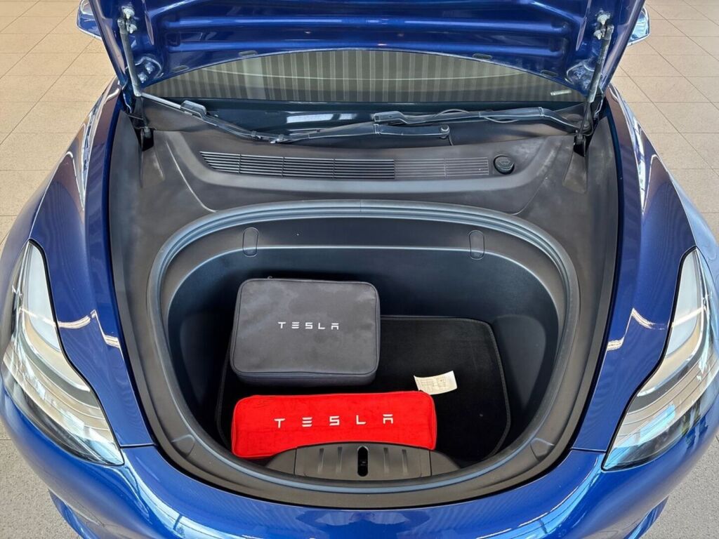 Tesla Model 3 2019 Sininen