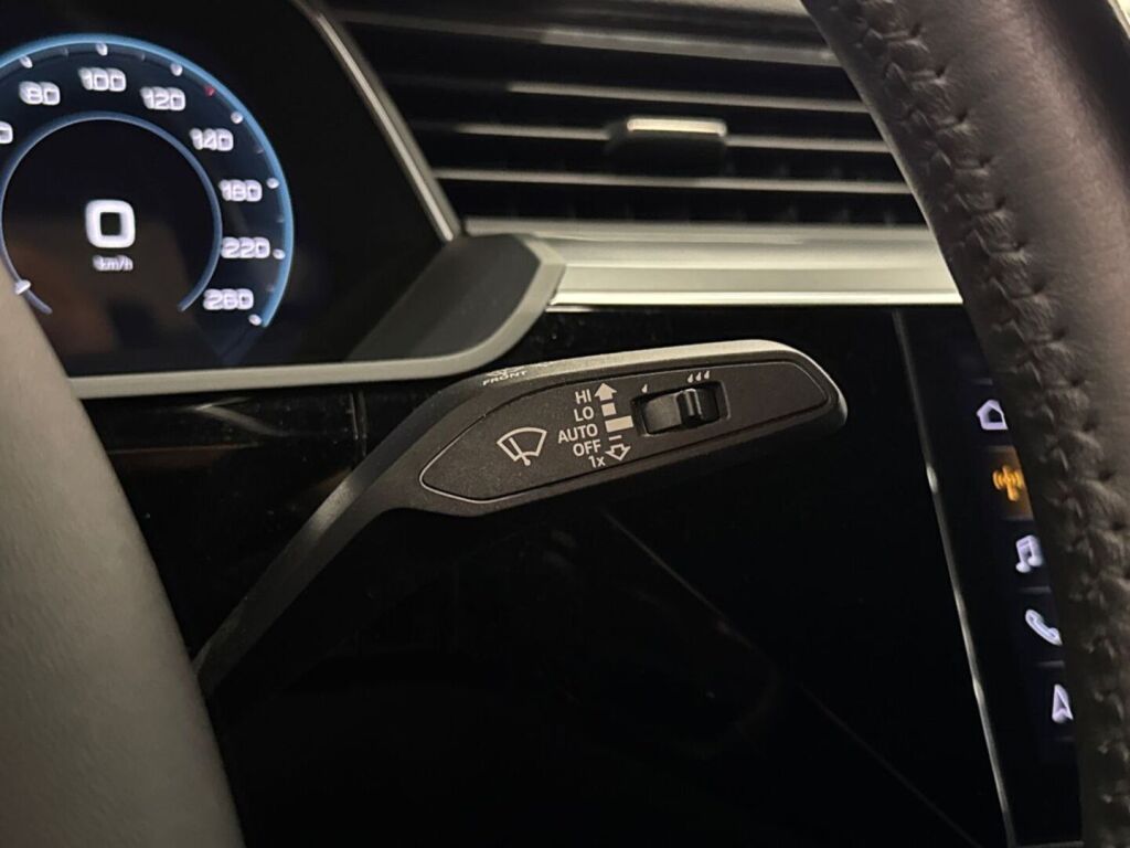 Audi e-tron 2020 Musta