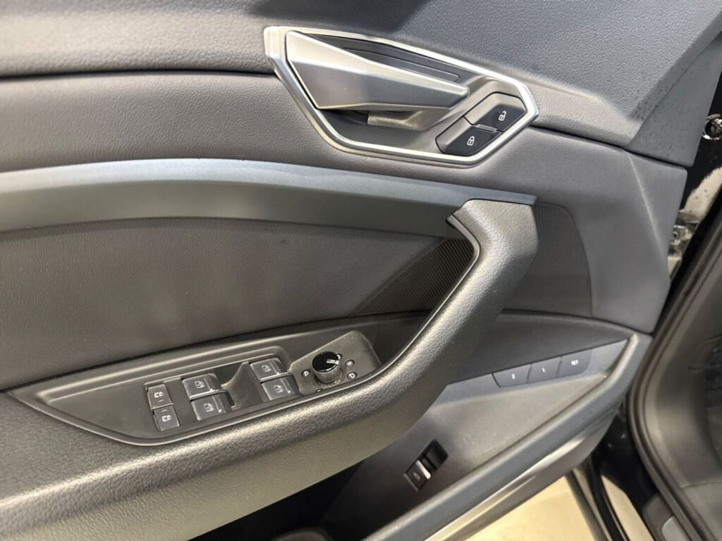 Audi e-tron 2020 Musta