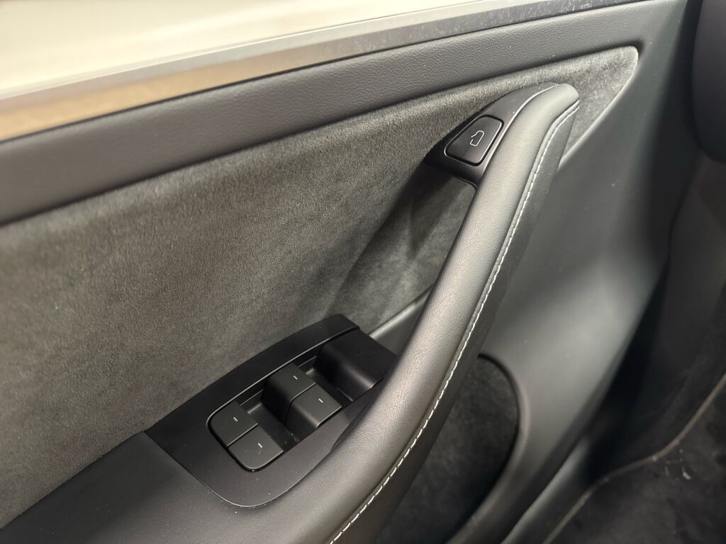 Tesla Model Y 2023 Sininen