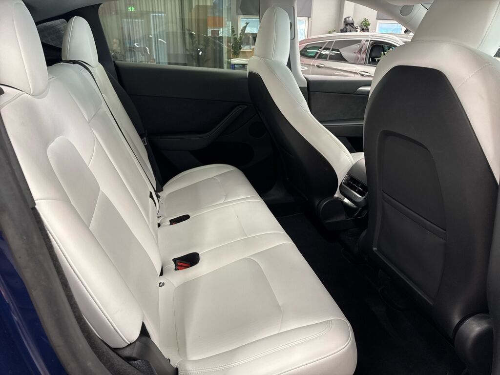 Tesla Model Y 2023 Sininen