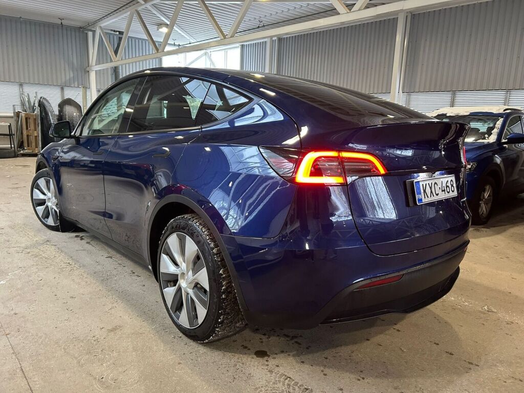 Tesla Model Y 2023 Sininen
