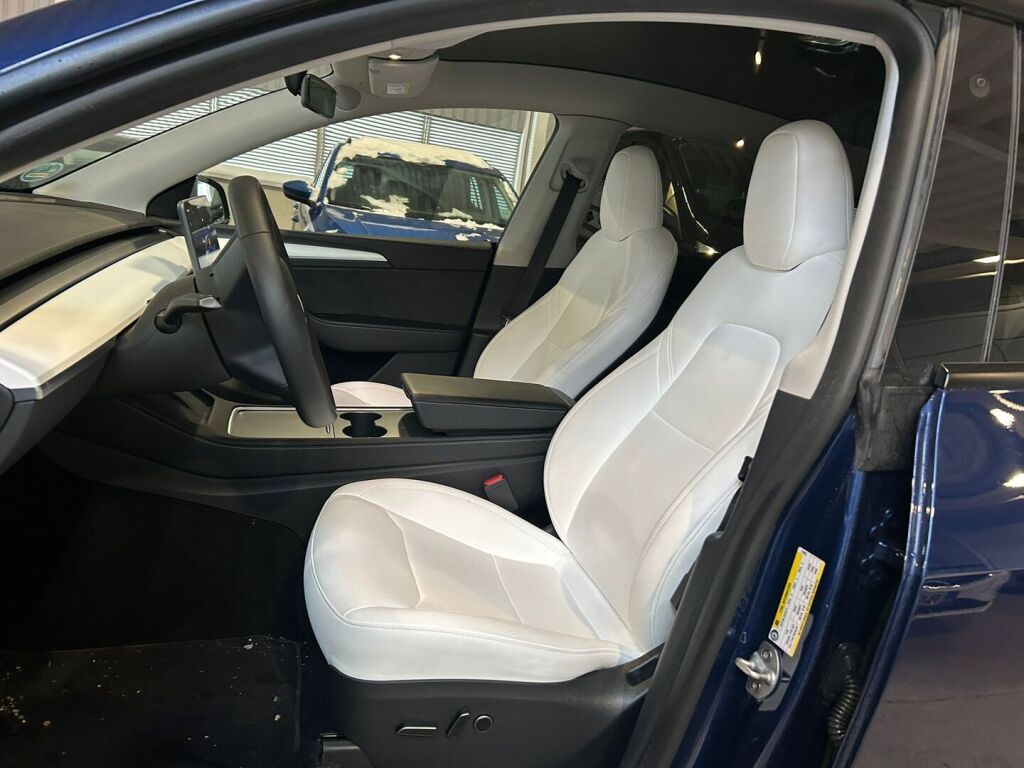 Tesla Model Y 2023 Sininen