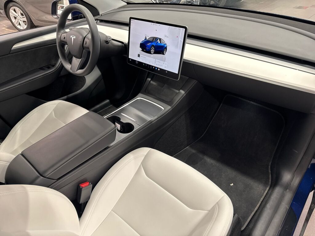 Tesla Model Y 2023 Sininen