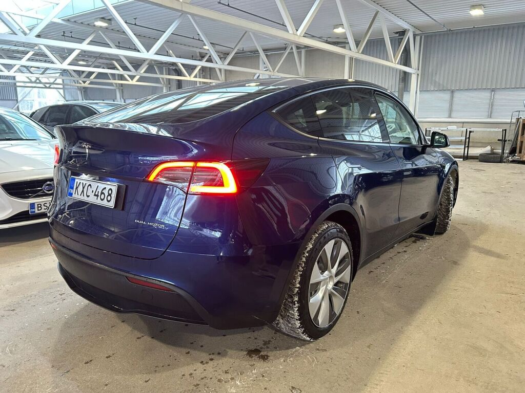 Tesla Model Y 2023 Sininen