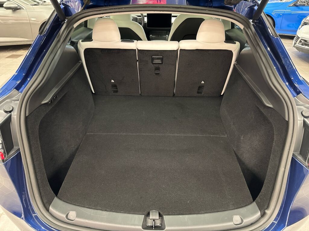 Tesla Model Y 2023 Sininen