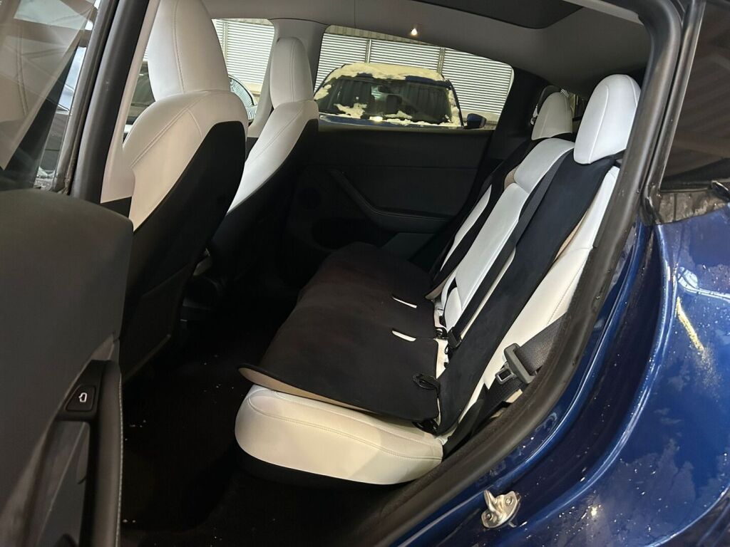Tesla Model Y 2023 Sininen