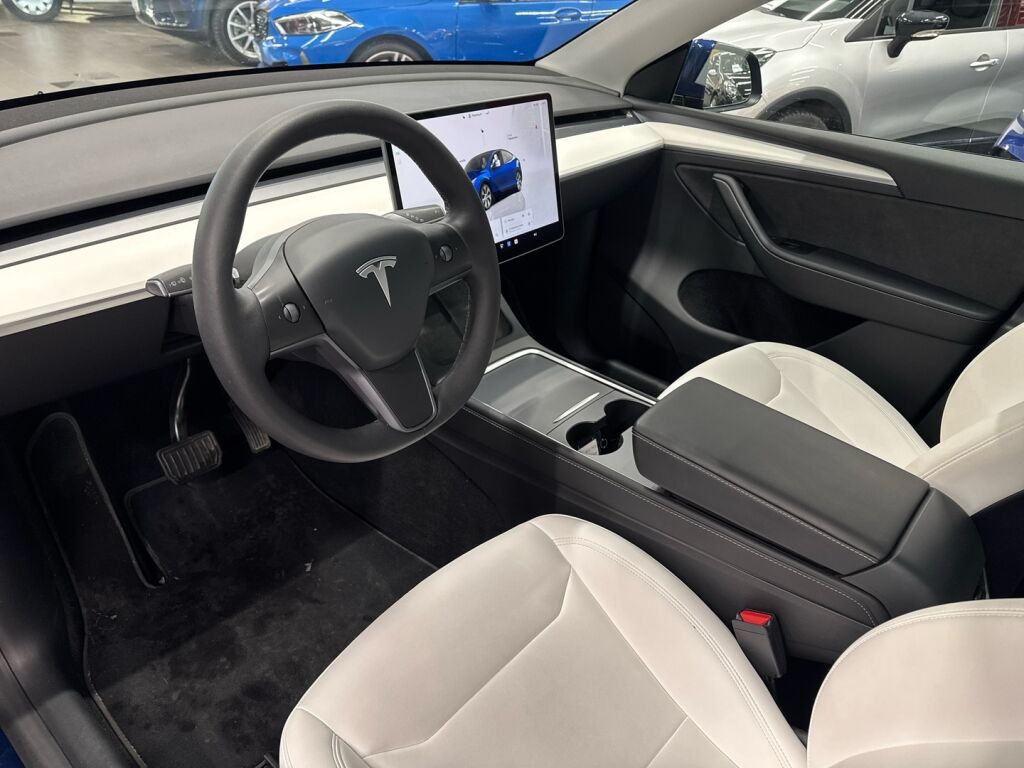 Tesla Model Y 2023 Sininen