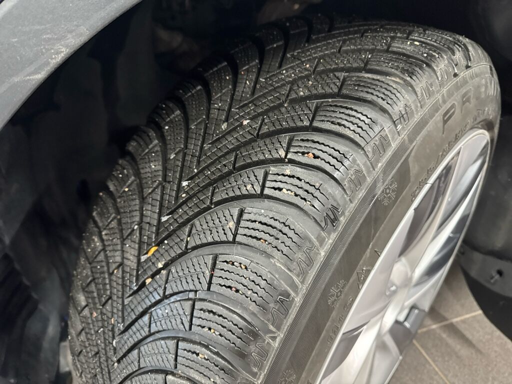 Tesla Model Y 2023 Sininen