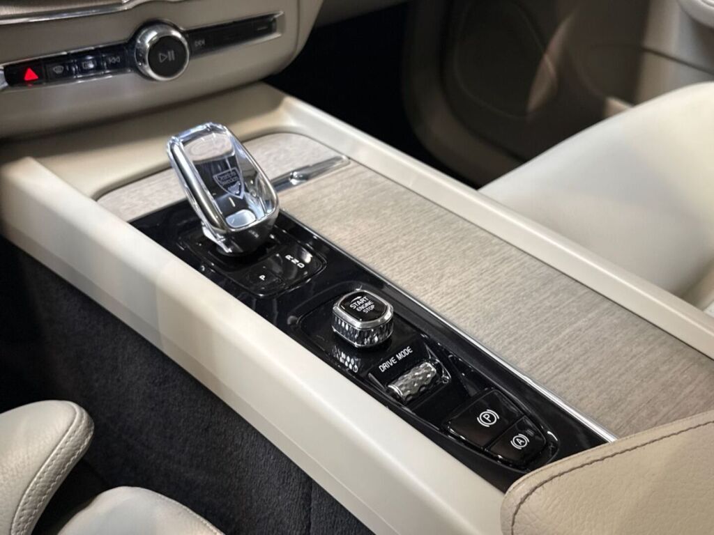 Volvo XC60 2021 Musta