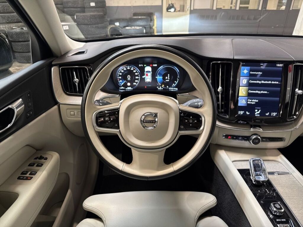Volvo XC60 2021 Musta