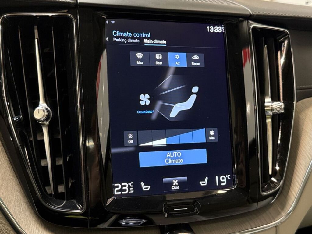 Volvo XC60 2021 Musta