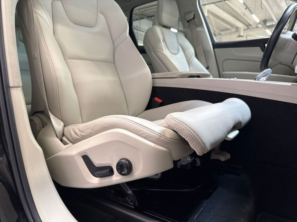 Volvo XC60 2021 Musta