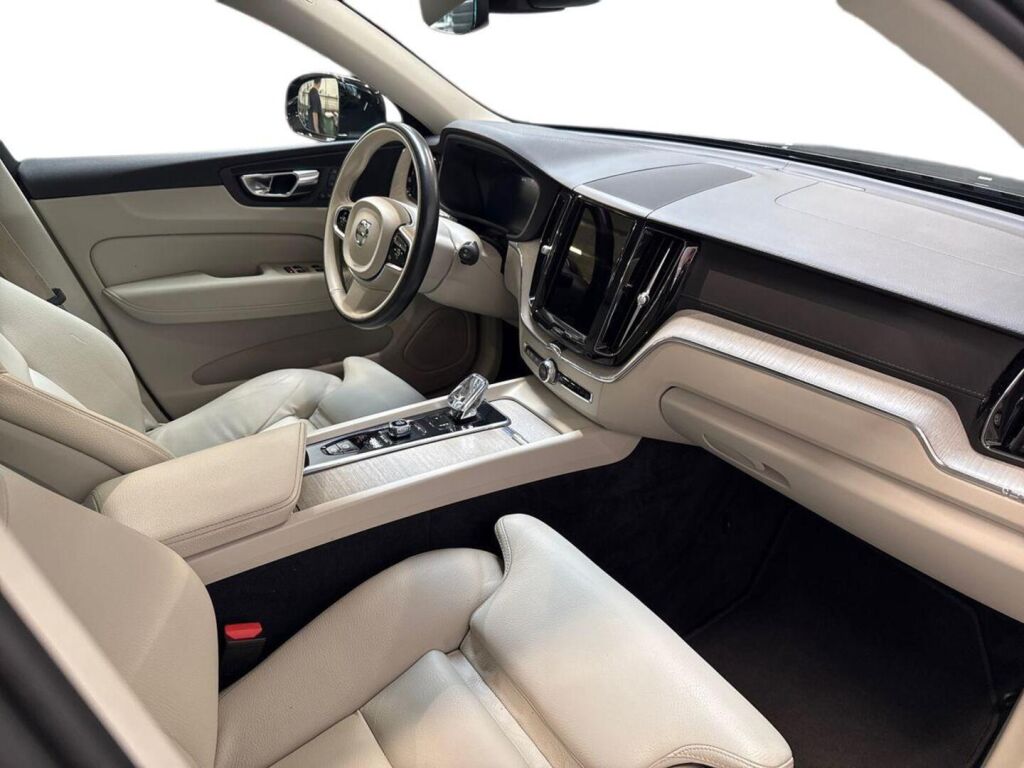 Volvo XC60 2021 Musta