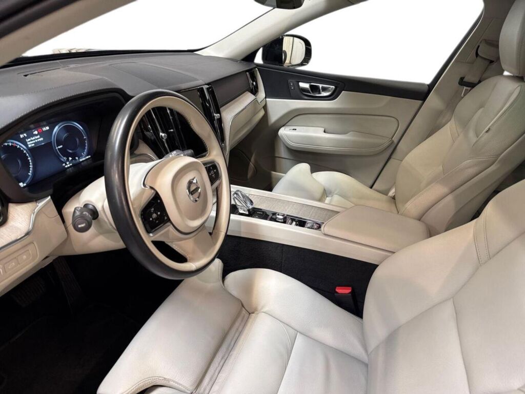 Volvo XC60 2021 Musta