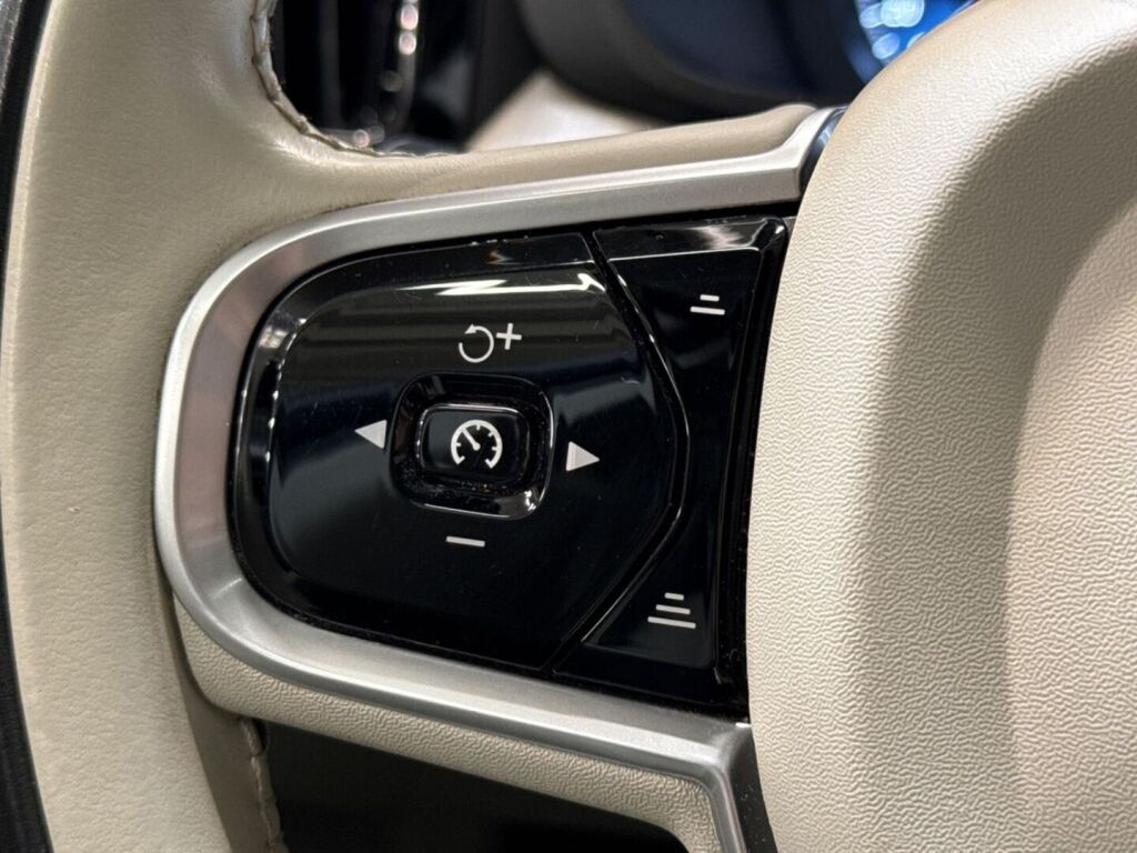 Volvo XC60 2021 Musta