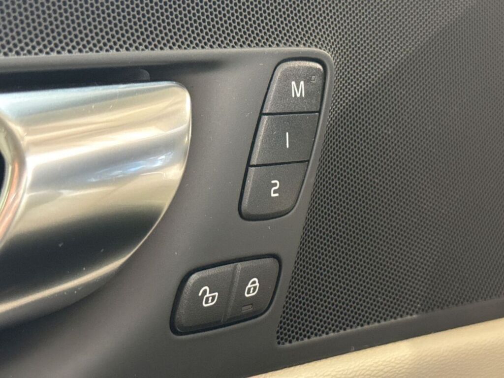 Volvo XC60 2021 Musta