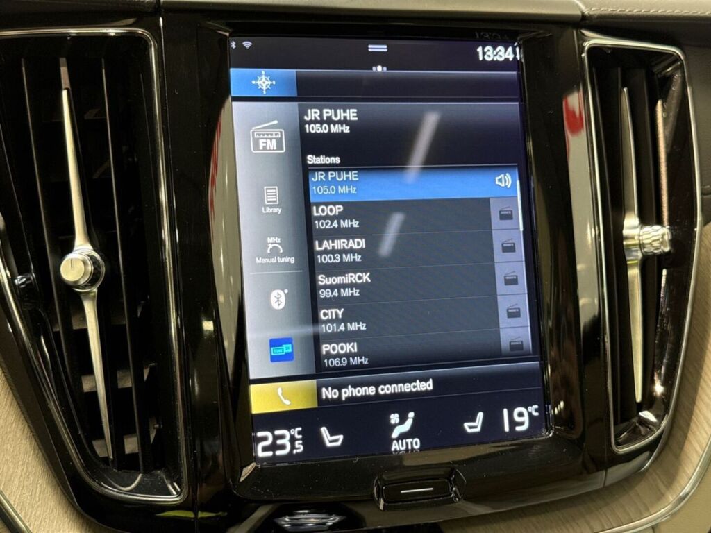 Volvo XC60 2021 Musta