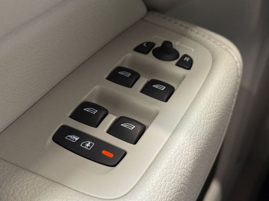 Volvo XC60 2021 Musta