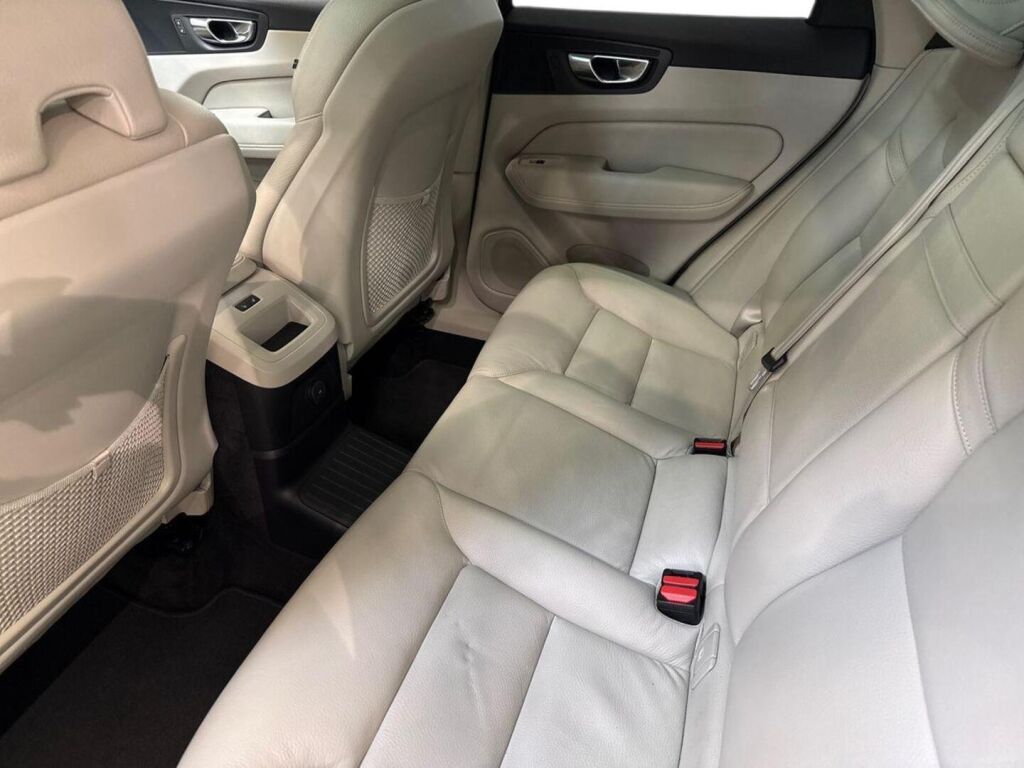 Volvo XC60 2021 Musta