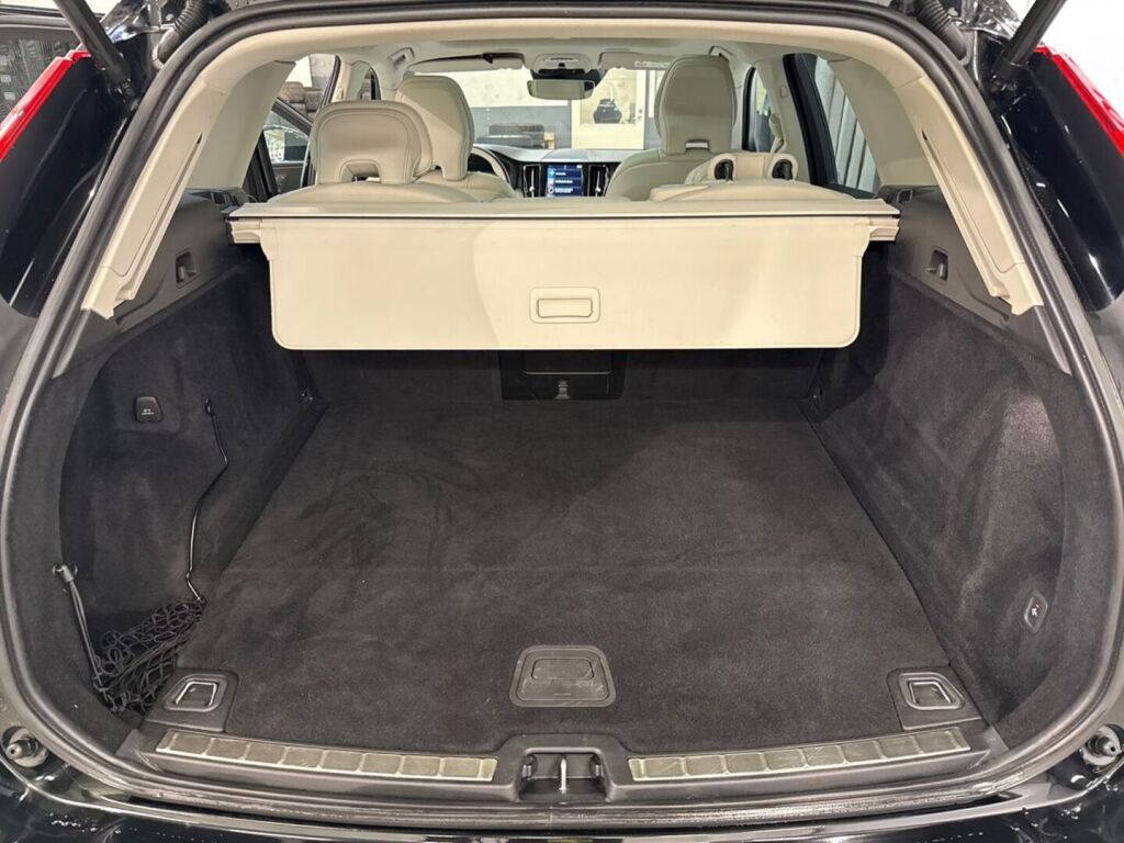 Volvo XC60 2021 Musta